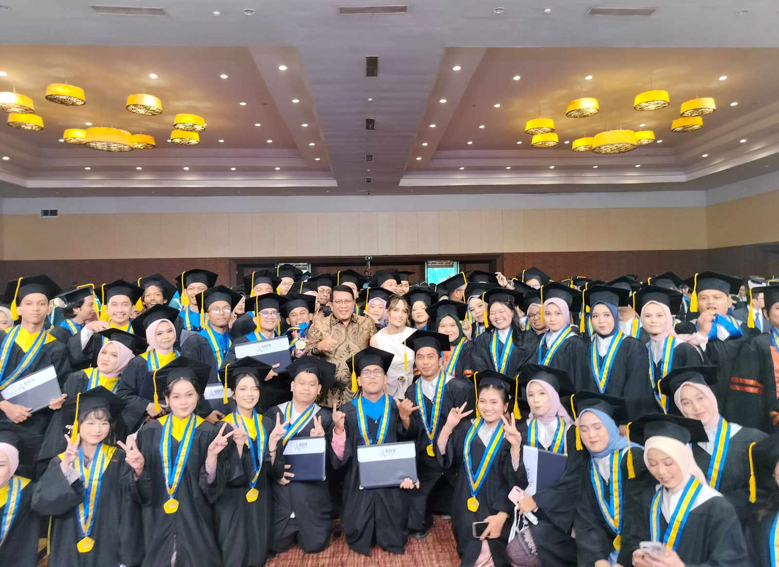 Menghadiri Undangan Wisuda ke - 29 Universitas Satya Negara Indonesia (USNI).